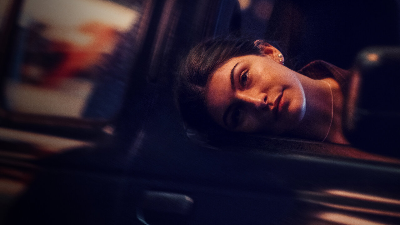 Netflix《別祝我好運》劇情看點:高中音樂劇主角遇上比舞台更誇張的家庭風波